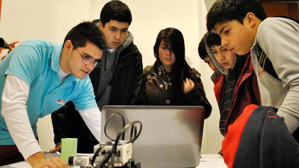 Jóvenes programando robots en Aysén.