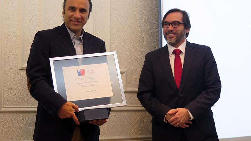 Álvaro Soffia del SNBP recibio la distinción en nombre de la Biblioteca Regional de Antofagasta.