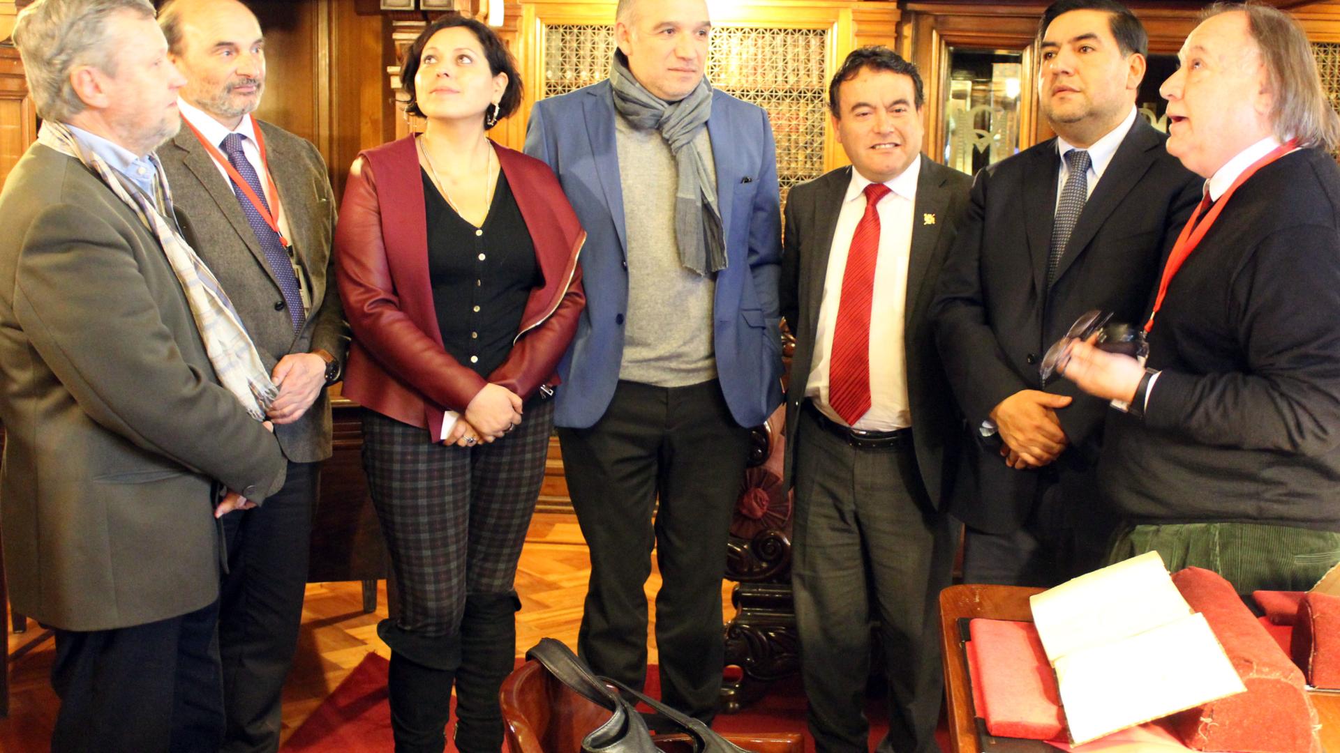 Director de la Dibam, Ángel Cabeza, junto al director de la Biblioteca Nacional, Pedro Pablo Zegers, realizando una visita guiada a la delegación de la Araucanía por la sala  patrimonial José Toribio Medina.