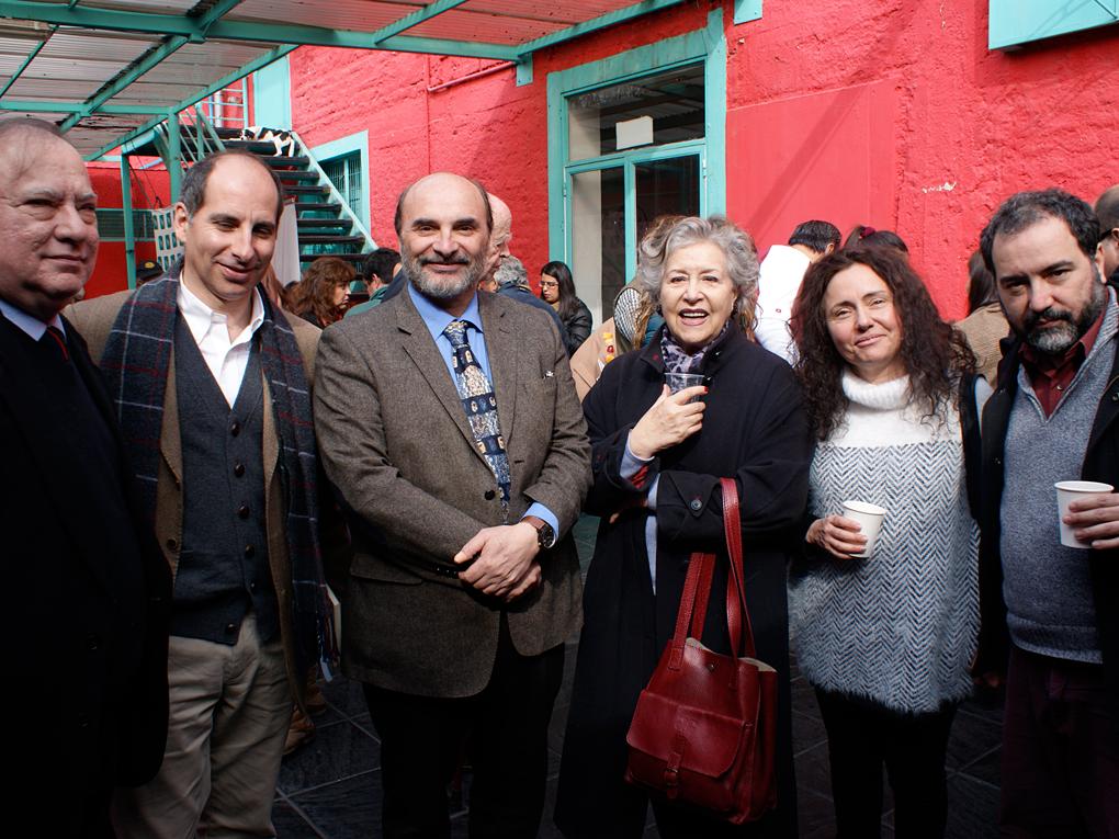 Autoridades del hogar de Cristo y la Dibam junto a los escritores Isabel Araya y Rafael Gumucio.
