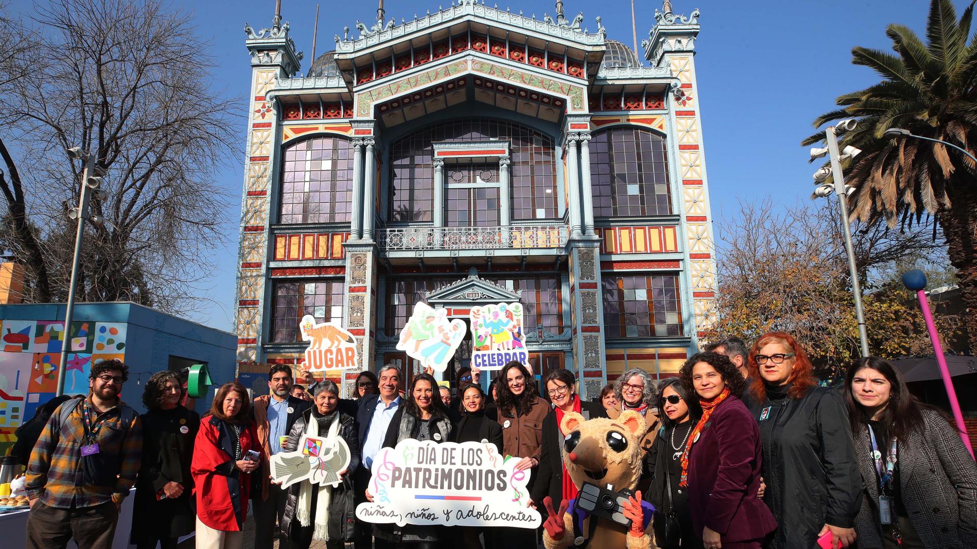 Autoridades y representantes culturales en el lanzamiento DPC Niños Niñas y Adolescentes 2025 en el frontis del Museo Artequin