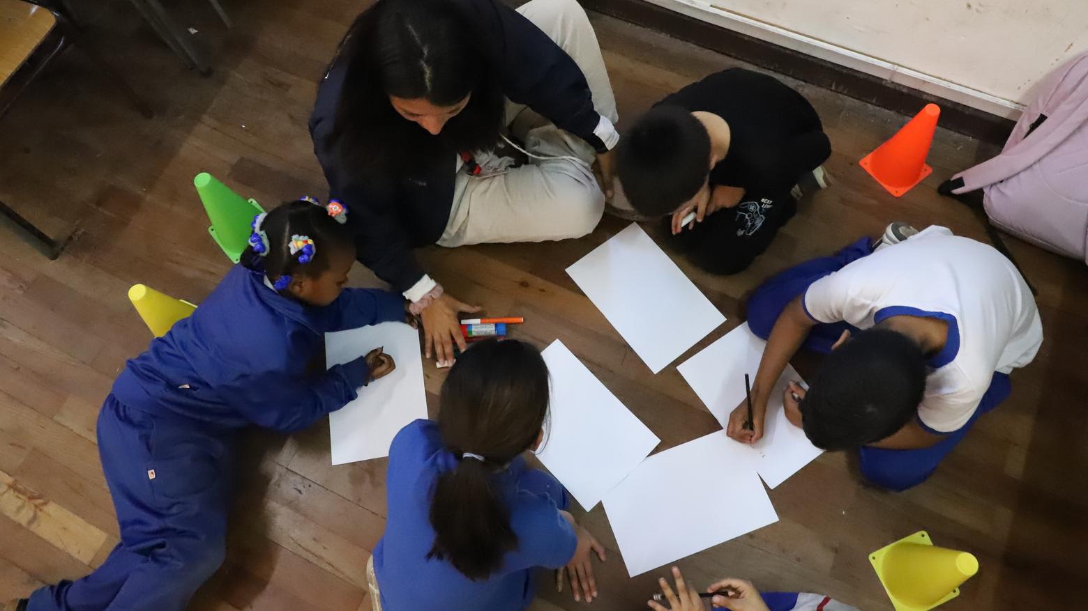 Niñas y niños migrantes crean kamishibai en taller de Biblioteca Regional Gabriela Mistral