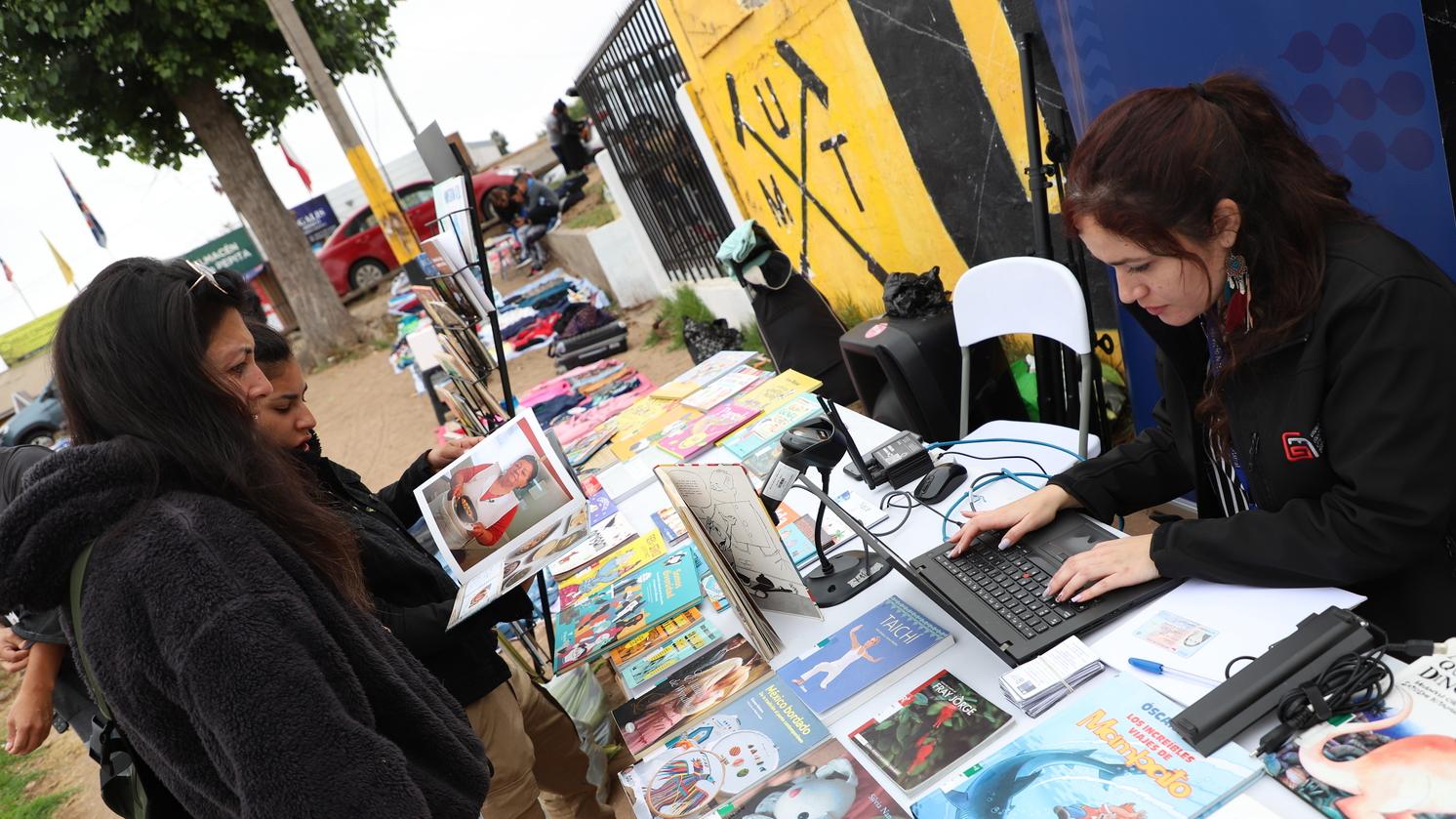 Cuenterías, puntos de préstamos y actividades junto a creadores/as locales serán algunas de las sorpresas que ha preparado el equipo de la biblioteca pública mientras se desarrollen las obras del proceso de conservación del edificio. Todos los detalles y las próximas fechas de estas jornadas las podrás encontrar en www.bibliotecagabrielamistral.gob.cl
