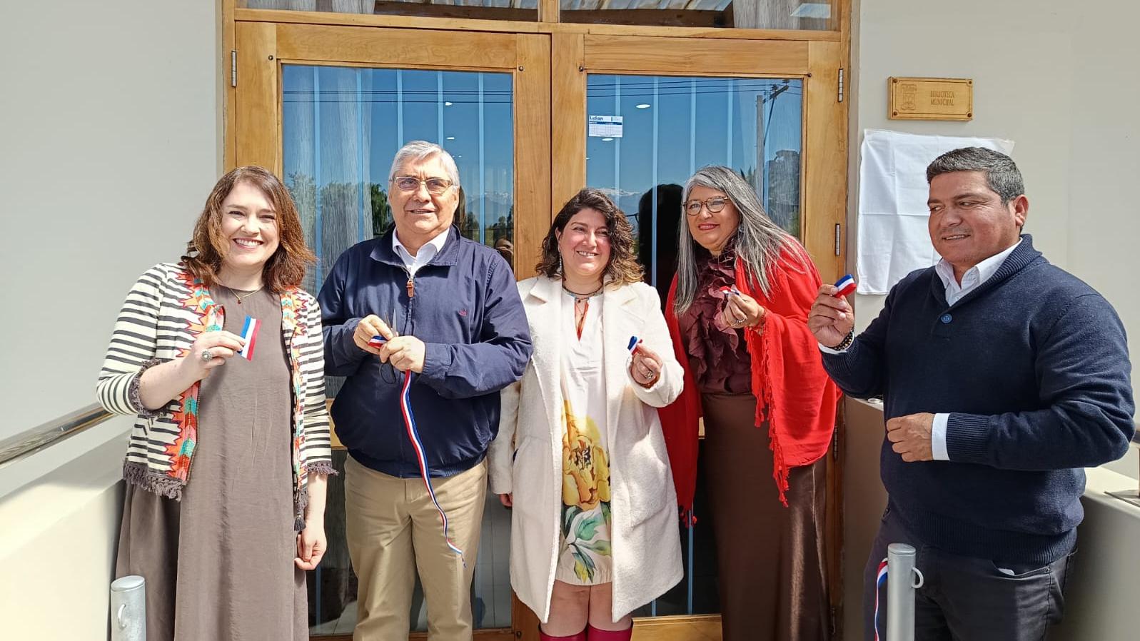 Biblioteca Pública de Malloa inaugura su nuevo mobiliario financiado a través del fondo PMI