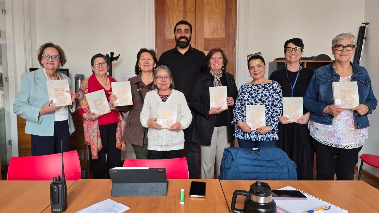 Clubes de lectura reciben el libro “Pasión de enseñar” de Gabriela Mistral
