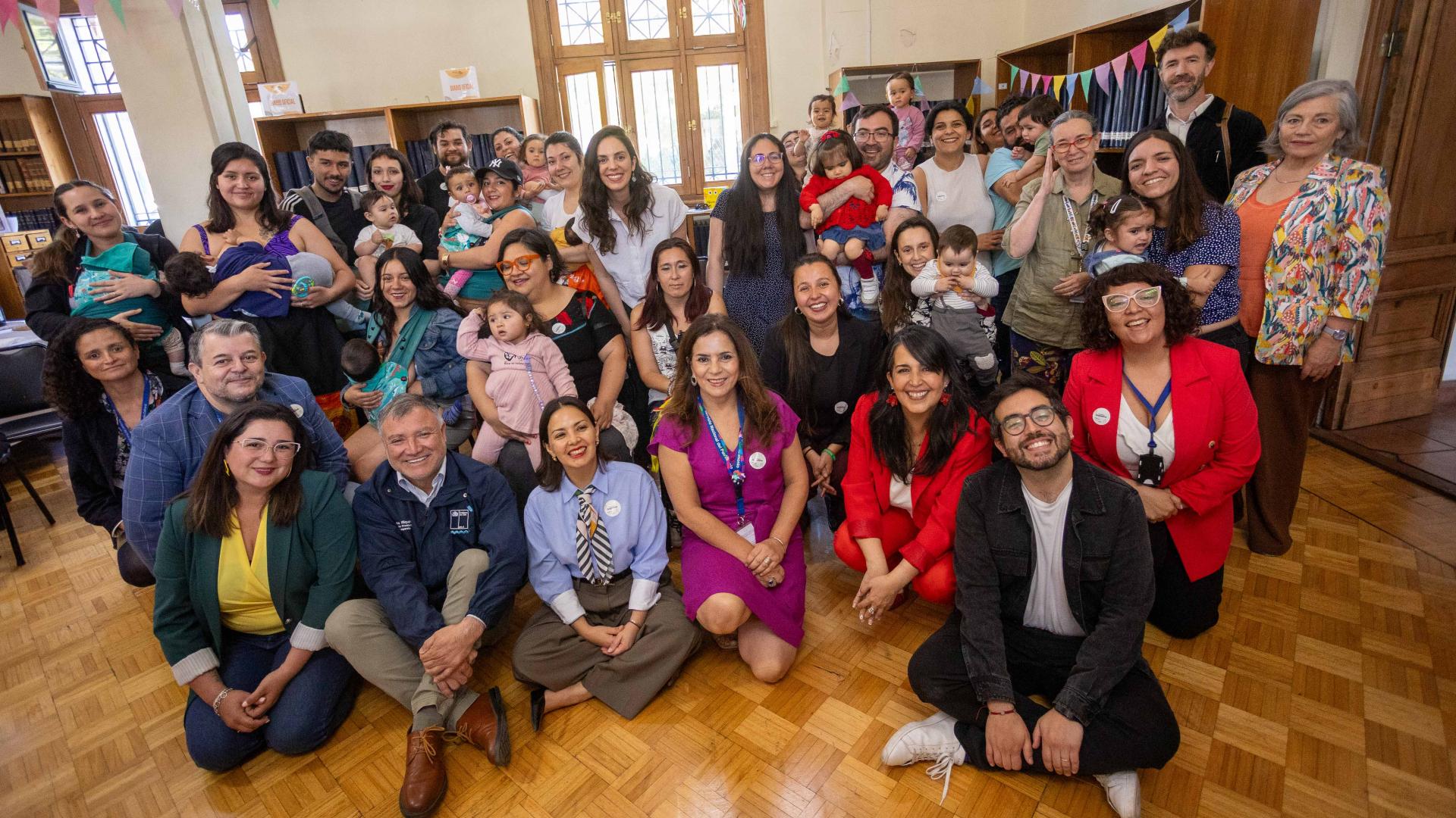 Grupo de autoridades de Culturas, regionales y locales, equipo de la biblioteca y usuarias en la Guaguateca de la Biblioteca Santiago Severin