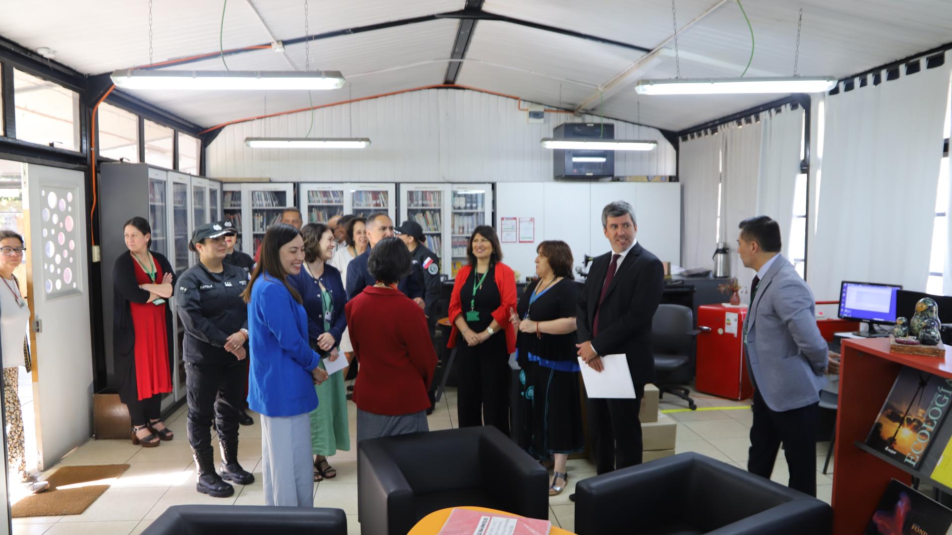 SNBP, Gendarmería y Colegio Médico conmemoran el Día de la Mujer con importante donación bibliográfica en el CPF de Santiago