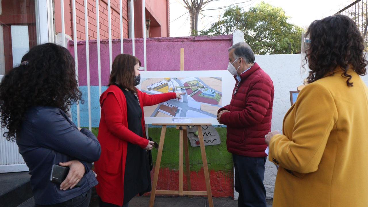 Paula Larraín, subdirectora del Sistema Nacional de Bibliotecas Públicas y el alcalde de la I. Municipalidad de Concón Oscar Sumonte, en la inauguración de la remodelada Biblioteca Pública Municipal "José Alejandro Naranjo Toro".