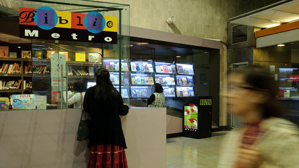 Bibliometro premiará en Estación Baquedano a los ganadores de su concurso aniversario "Ticket dorado"