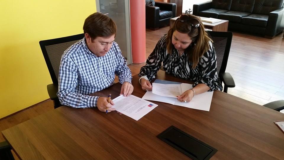 Cátisis Lobos (CNCA) y el alcalde César Orellana.