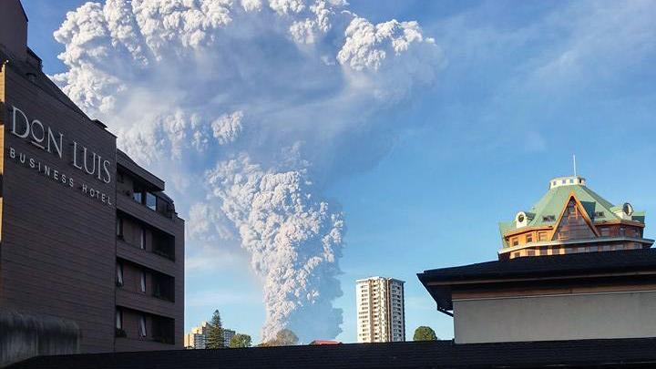 Esta enorme columna de humo y ceniza se aprecia desde la Biblioteca Regional de Los Lagos. Foto de Gabriel Díaz.