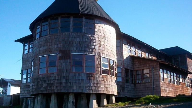 Fachada de la Biblioteca "palafito" de Quemchi.