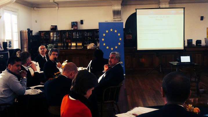 Diplomáticos europeos reunidos en la biblioteca.