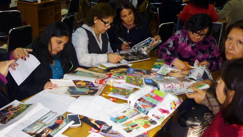 Bibliotecaros aprenden a elaborar fanzines.