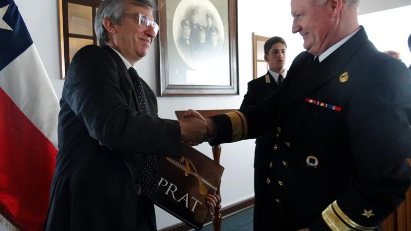 Gonzalo Oyarzún recibe ejemplar de manos del contraalmirante Ignacio Mardones.