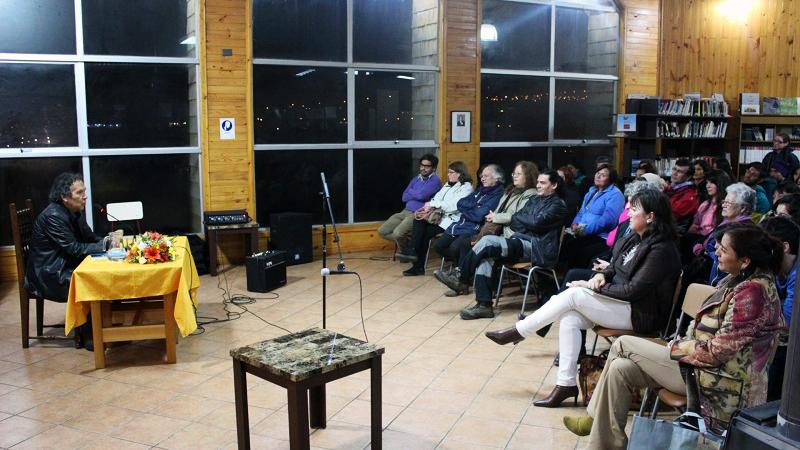 El autor conversó y compartió con el público.