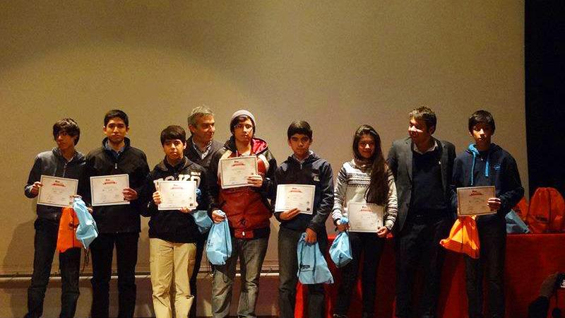 Participantes de la versión piloto reciben su diploma.