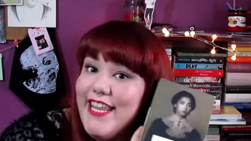 Laura Mera, booktuber que expuso en la Biblioteca Pública de Chépica, hablando sobre la actividad en Youtube.