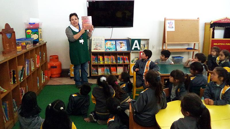 Cuenta cuentos en la biblioteca.