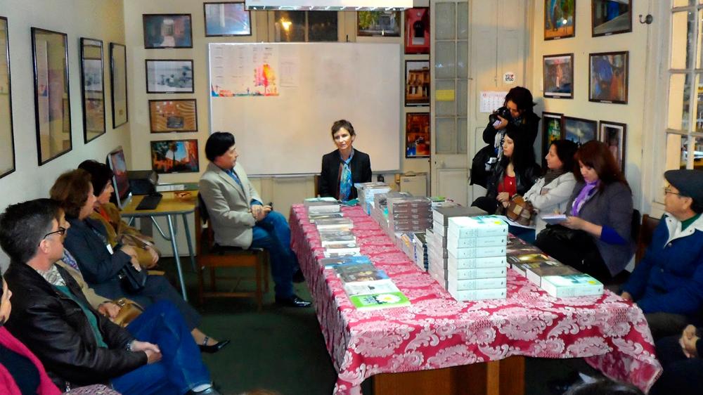 Alcaldesa Tohá junto al personal de bibliotecas.