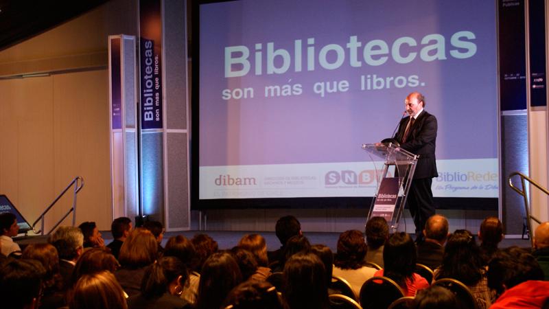 Director de la DIBAM, Ángel Cabeza.