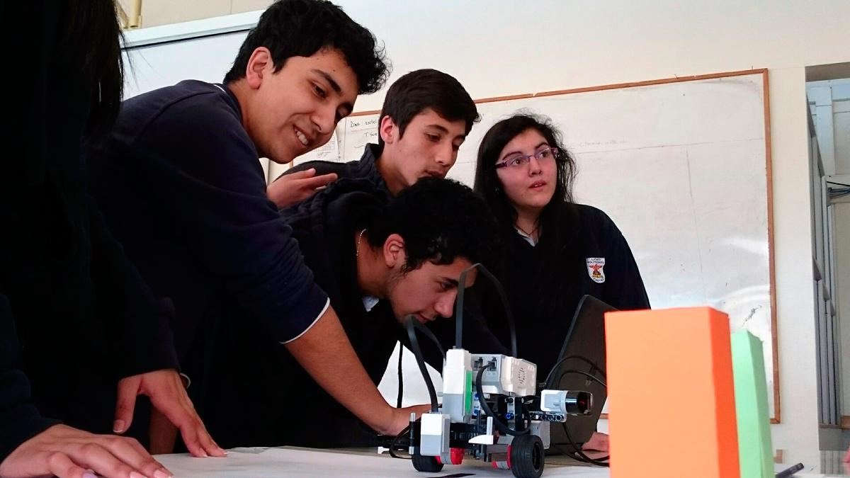 Alumnos aprendiendo de Robótica.
