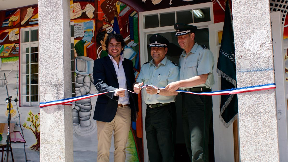 Importante renovación de mobiliario y libros.