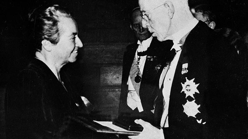 Gabriela Mistral recibe el Premio Nobel, en 1945.