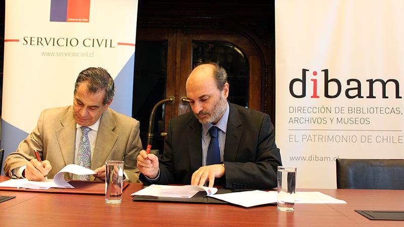 Director de la Dibam, Ángel Cabeza junto al director del Servicio Civil, Rodrigo Egaña