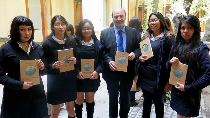 Director de la Dibam, Ángel Cabeza, junto a esolares en el lanzamiento de la reedición del libro.