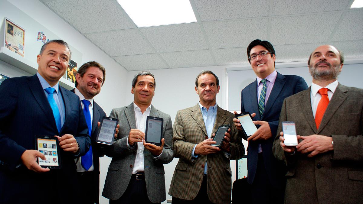 Autoridades en la primera biblioteca física digital.