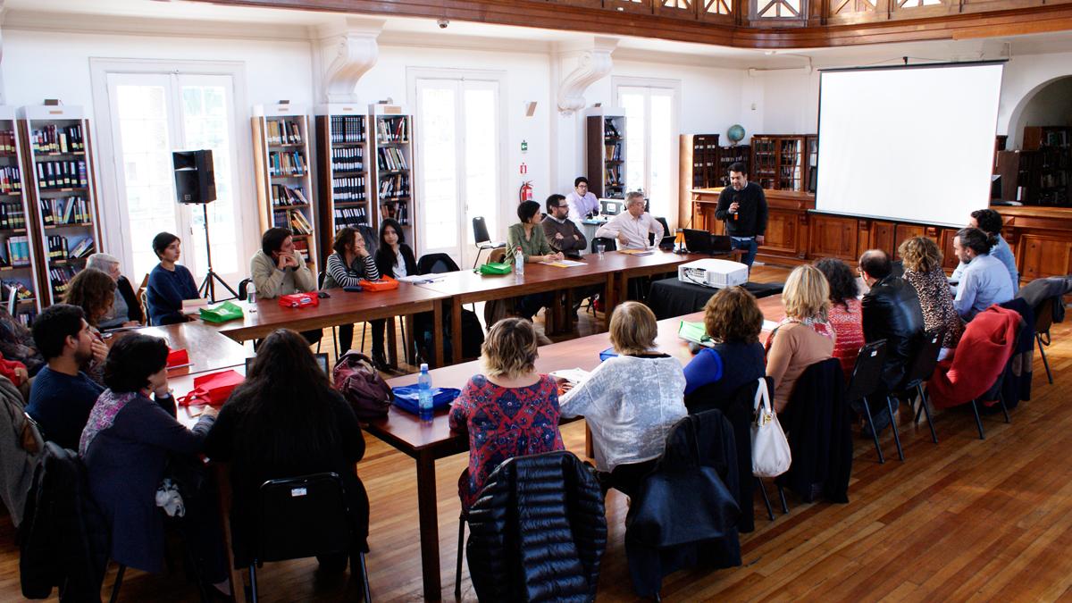 Rerunión en la Biblioteca Santiago Severín de Valparaíso.