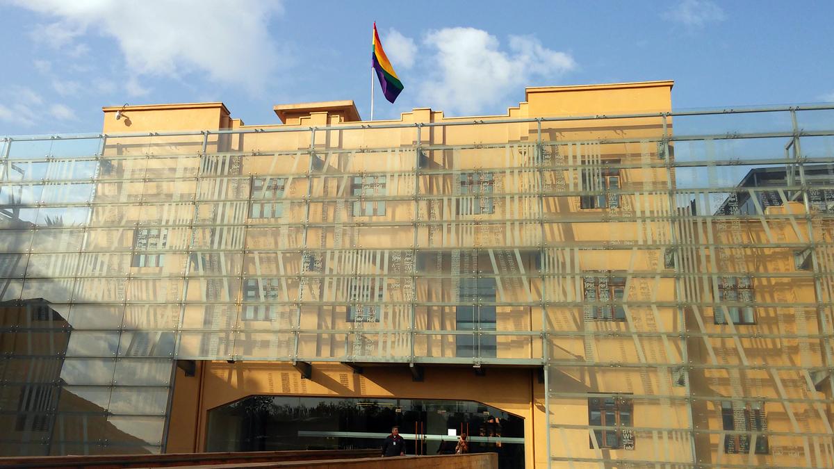 La bandera de la diversidad fue izada en la biblioteca.