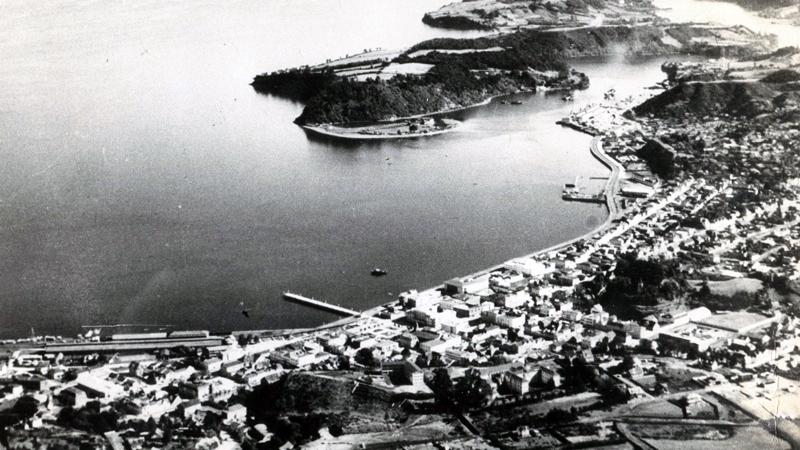 Fotografía aérea del centro de Puerto Montt, el puerto, la isla Tenglo y el canal del mismo nombre. Gentileza Memorias del Siglo XX.