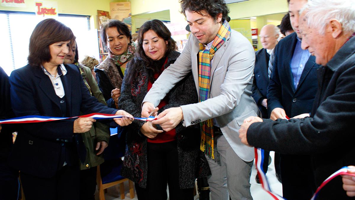 Autoridades de la Dibam y de la Municipalidad en el corte de cinta.