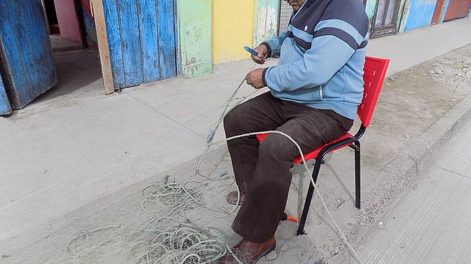 FOTO: Carlos Torrejón, armador de redes de Tongoy.