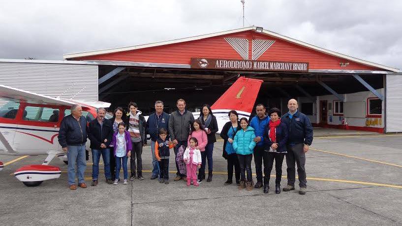 Niños y niñas posan felices por el privilegio de volar.