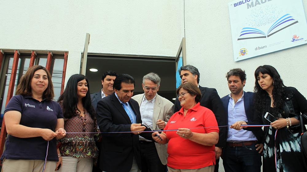 Autoridades presentes en el corte de cinta.