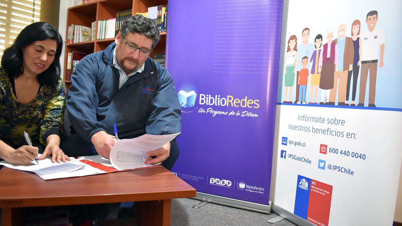 Yohanna Del Río y Eduardo Muñoz firman convenio.