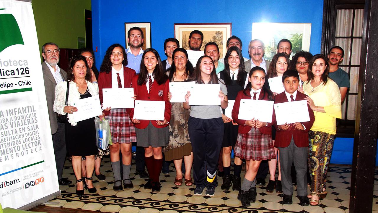 Autoridades, organizadores y ganadores del concurso.