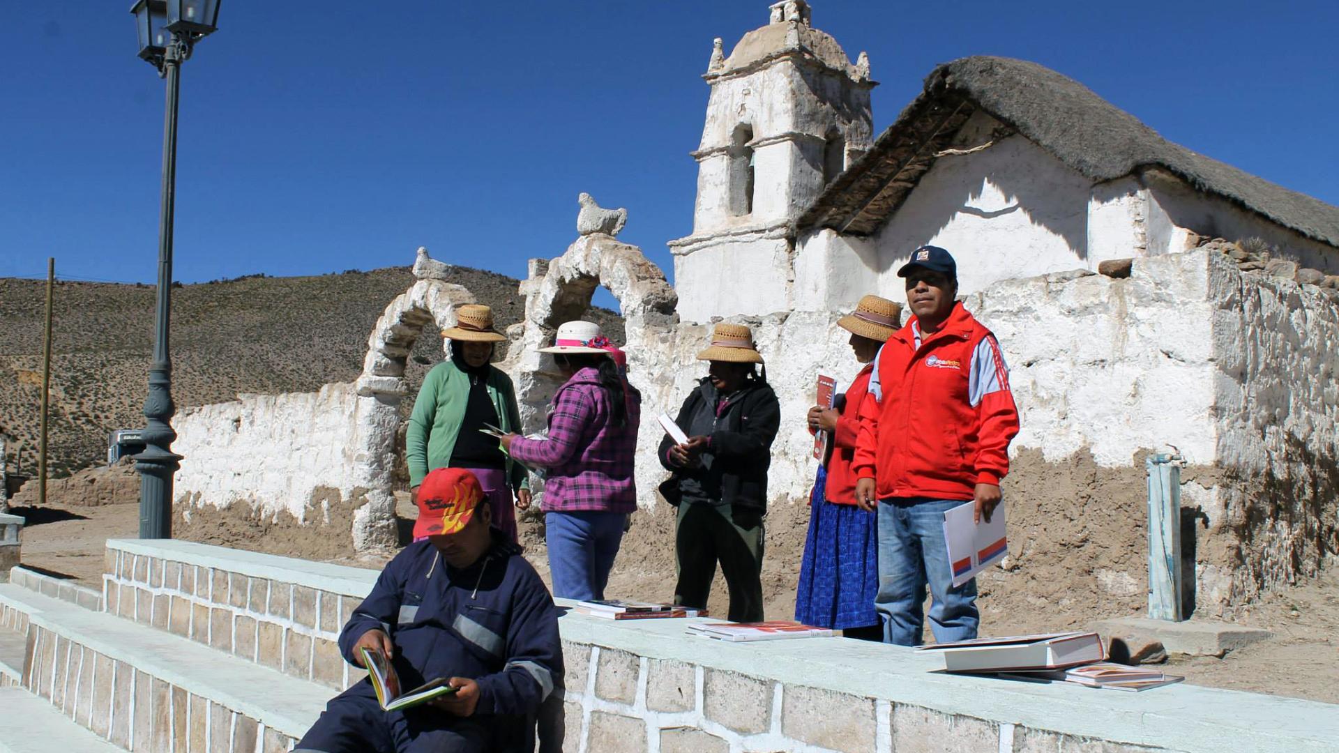 Foto: Prestamos de libros en poblado de Cosapilla