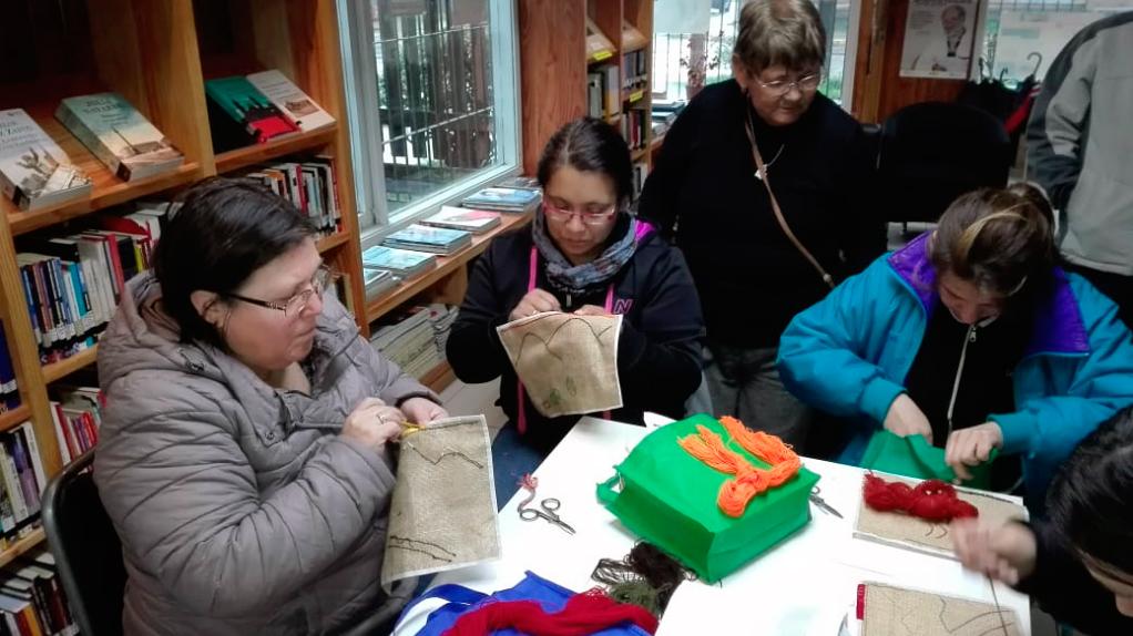 Bordadoras en la Biblioteca de Futrono
