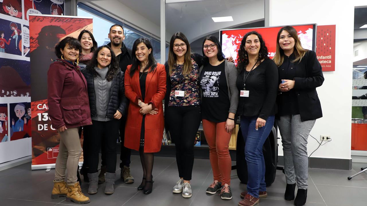 Comitiva de pasantes junto a personal de la BRGM