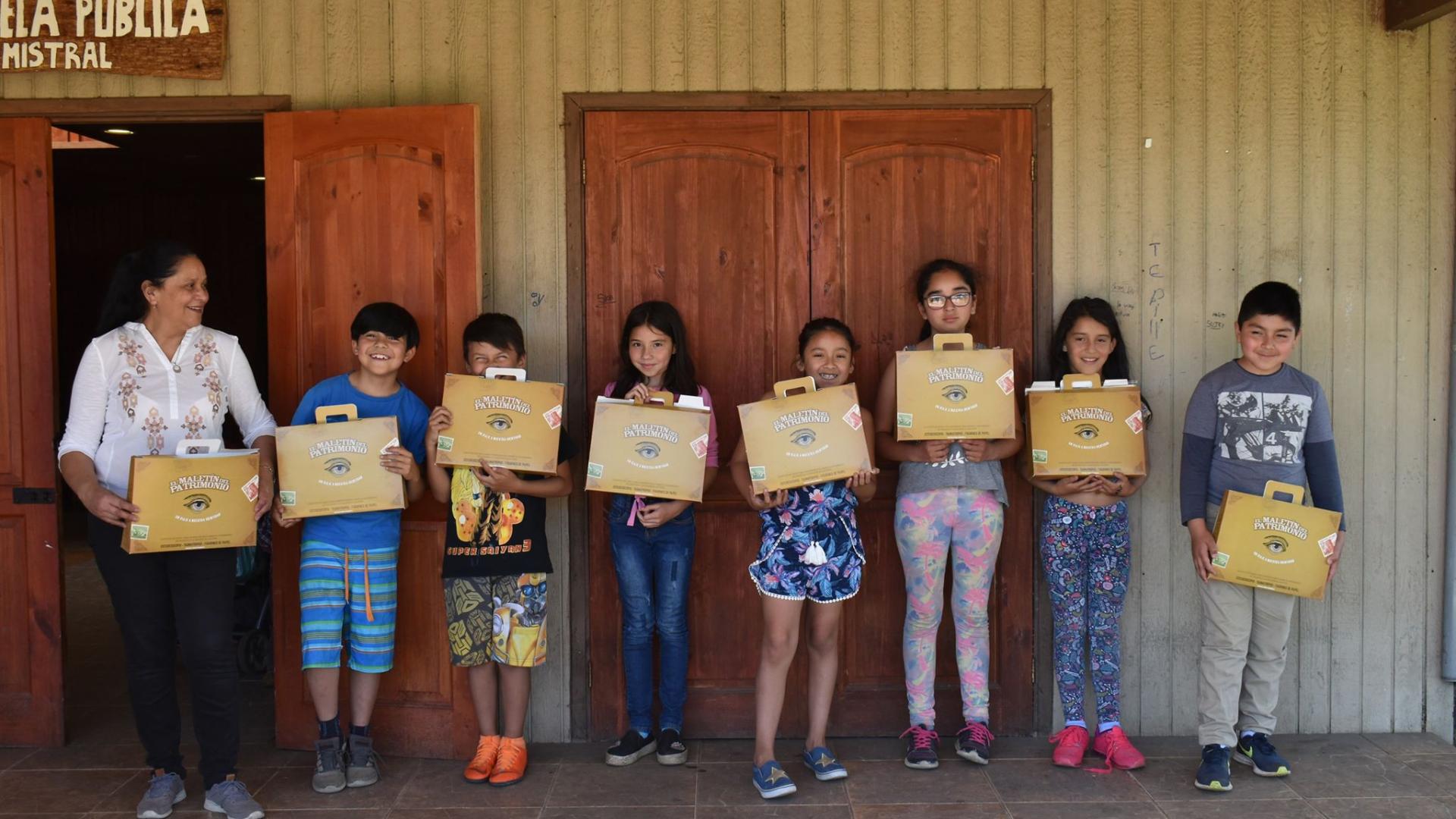 Los niños del Club de Lectura Infantil junto a su monitora.