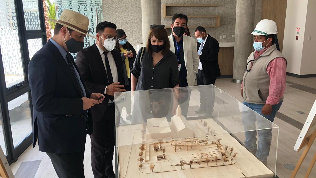 El Director Nacional del Servicio Nacional del Patrimonio Cultural, en compañía de Paula Larraín, Subdirectora del Sistema de Bibliotecas Públicas junto a autoridades locales.