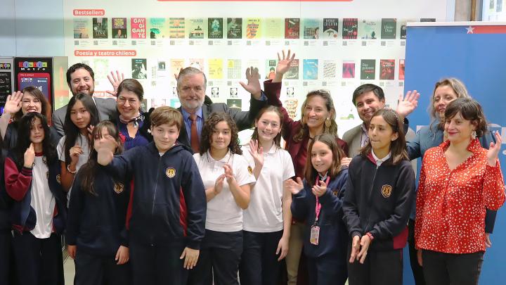 Representantes de Cultura, Metro, Bibliometro y escolares saludan en Ceremonia 30 años de Bibliometro en estación metro Ñuñoa