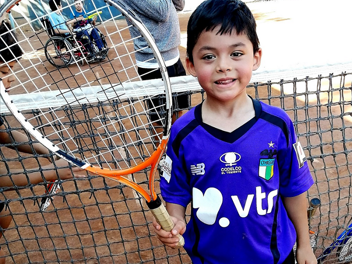 Niño con raqueta