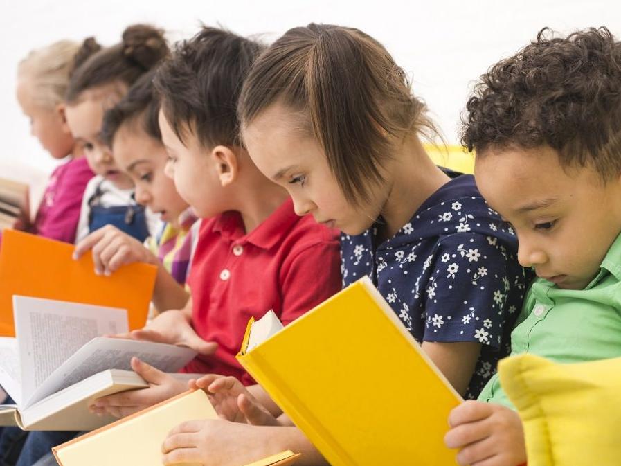 Niños leyendo