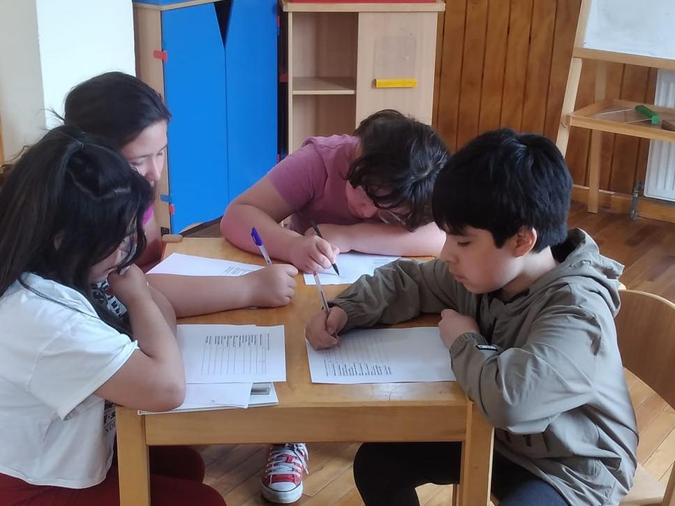 Niños y niñas escribiendo