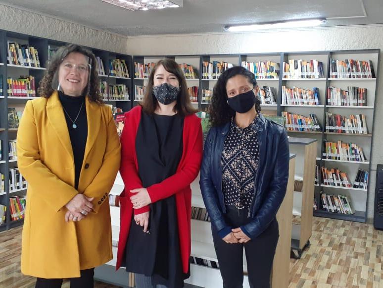 De izquierda a derecha: Paula Illanes (encargada de la Biblioteca Pública Nº 235), Paula Larraín (subdirectora del Sistema Nacional de Bibliotecas Públicas), Isabella Sottolichio (coordinadora regional de bibliotecas del Servicio Nacional del Patrimonio